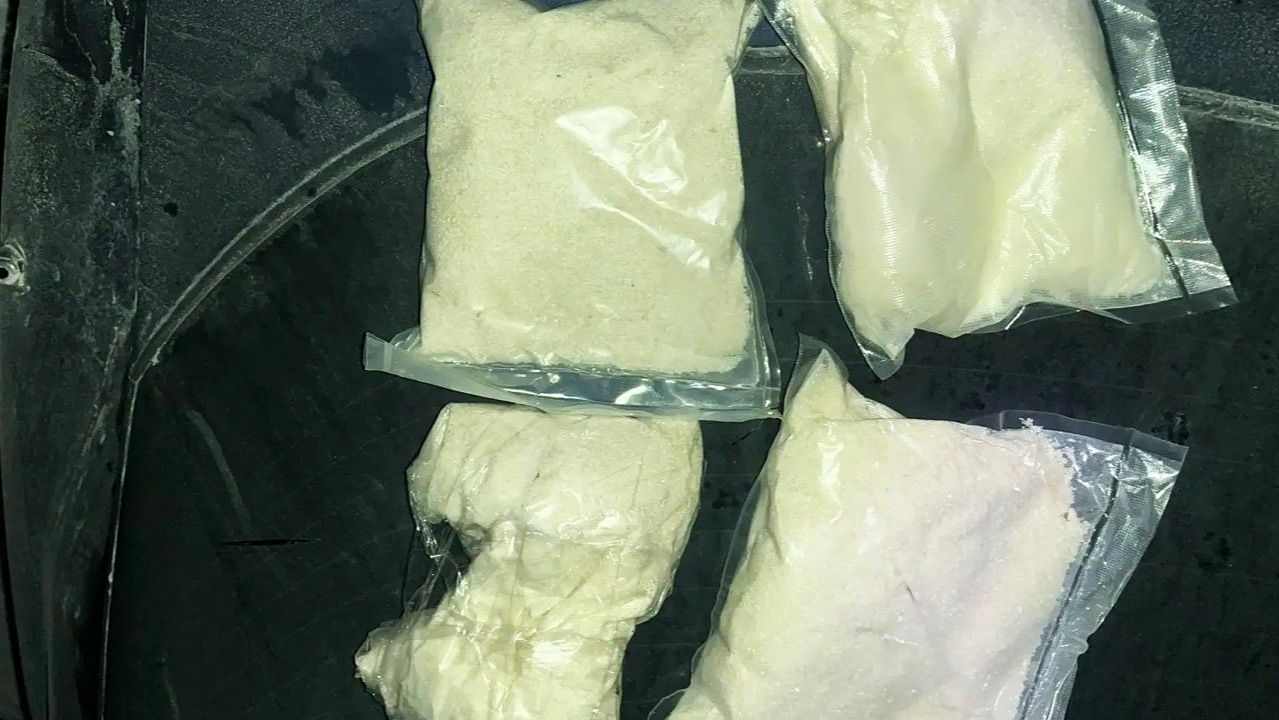 Полиция Югры прервала криминальное «турне» наркокурьера с 4 кг синтетики смотреть онлайн