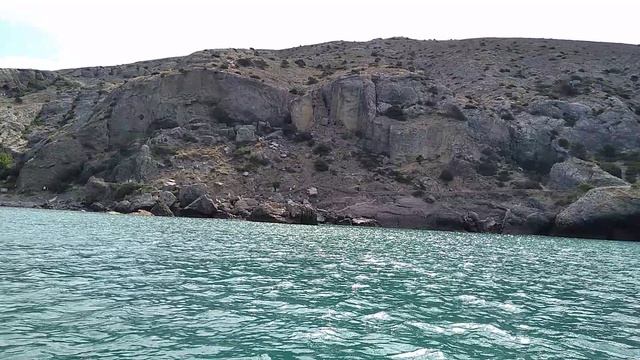 Красивый мыс Алчак-Кая плывем на катамаране вокруг по Чёрному морю в Судаке смотреть онлайн
