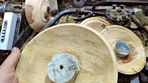 Самшитовая чурочка режется на тарелки резцом Bowlsaver