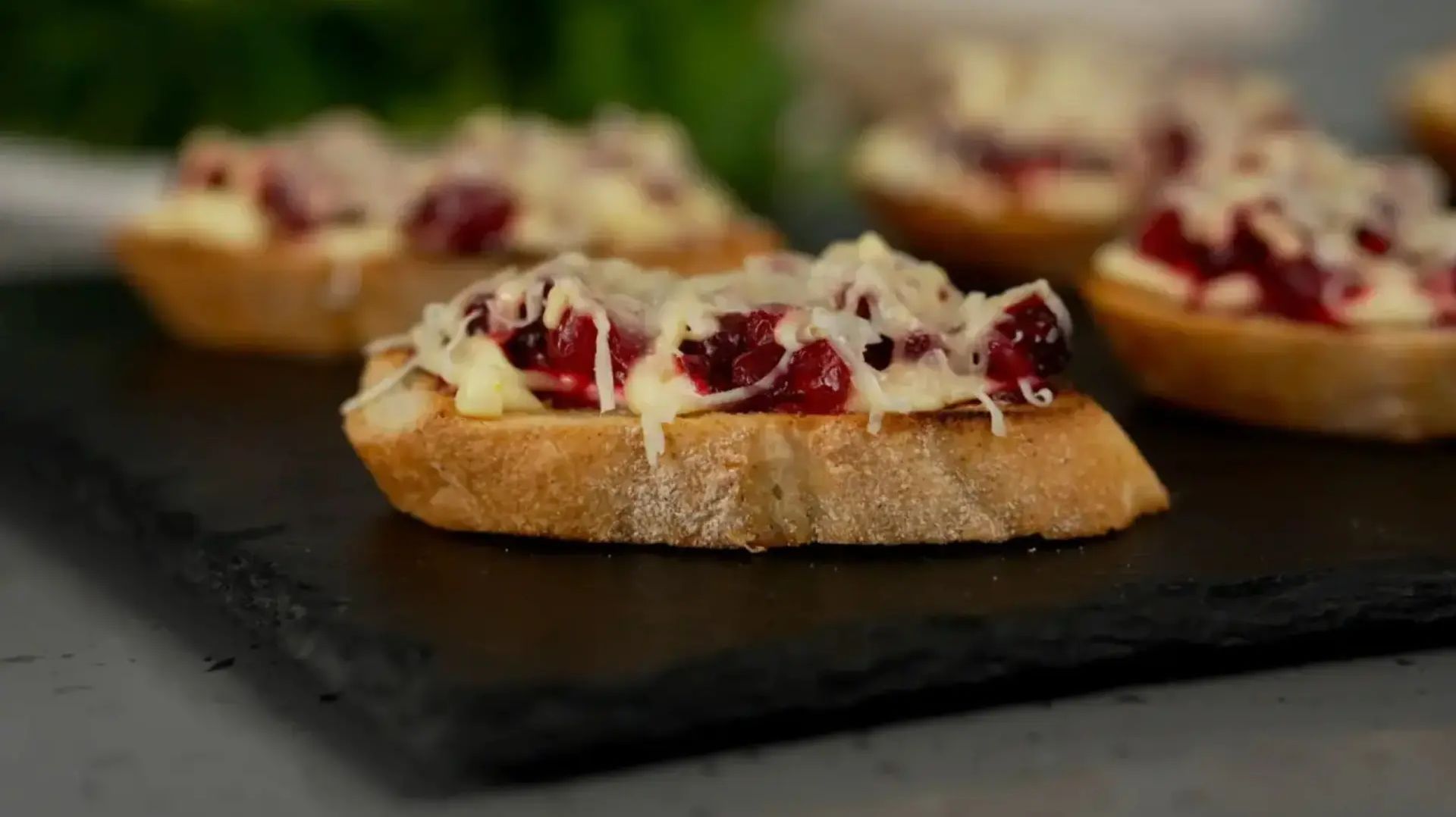 Я никогда таких не пробовала! Бутерброды "Брусника под снегом", ну очень ВКУСНЫЕ бутерброды! смотреть онлайн