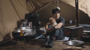 Жаркая палатка для кемпинга под проливным дождём на весь день с собакой . Дровяная печь ASMR