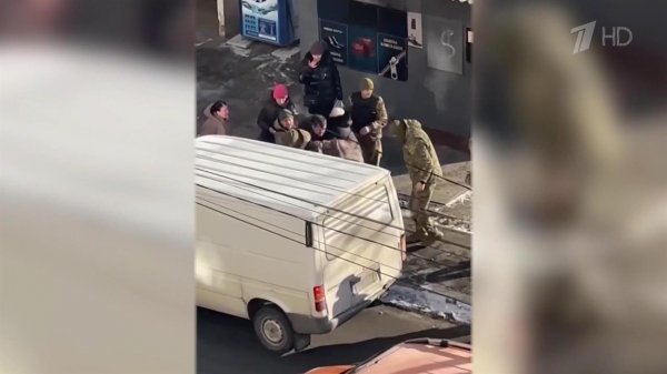 На Украине люди даже с вилами и палками дают отпор насильственной мобилизации.