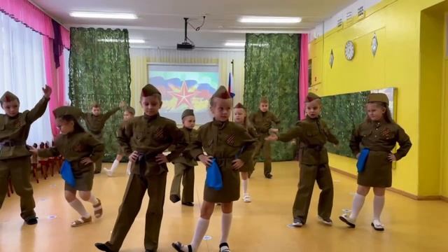 Ансамбль "Россияне" - "Военное попурри" - Серов