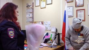 Ирина Волк: В Мурманской области полицейские вручили российский паспорт пенсионерке из Казахстана