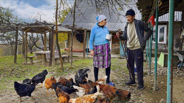 Пара выбрала для себя жизнь на вершине горы, вдали от цивилизации и привычных благ