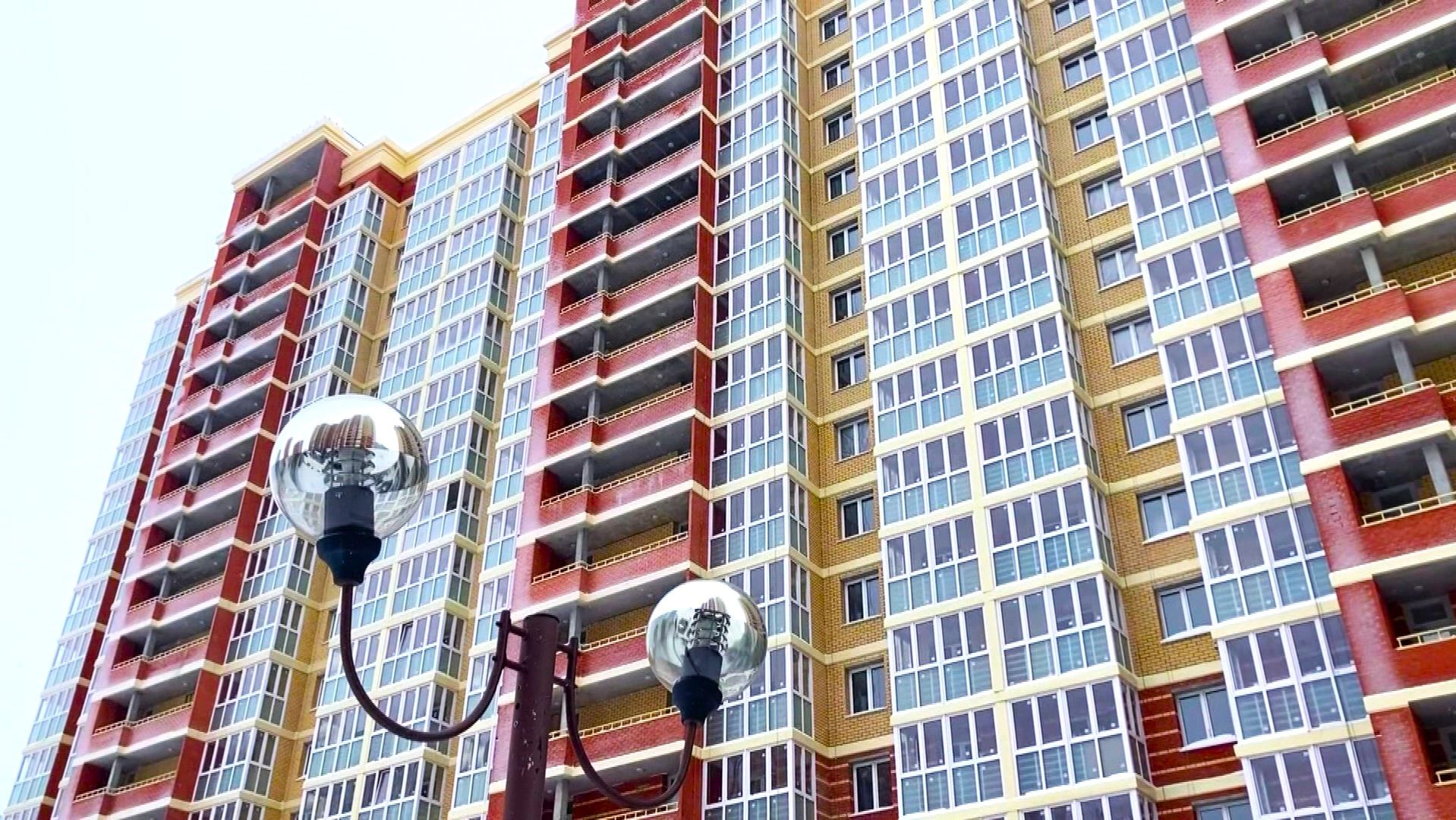 Ключи от уюта: сургутских дольщиков заселяют в новый дом смотреть онлайн