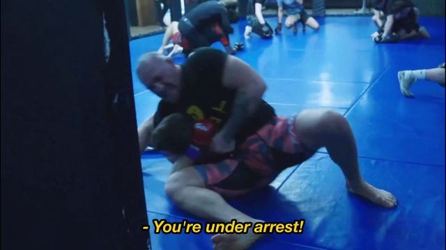 Коннор Макгрегор работает над своей борьбой смотреть онлайн