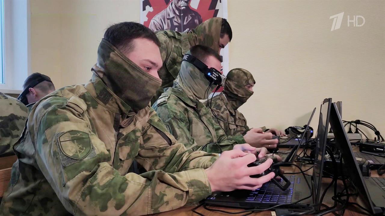 Бойцов для Войск беспилотных систем готовят в учебном центре Росгвардии в Подмосковье. смотреть онлайн