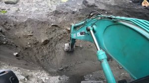 Строительство, экскаватор копает песок