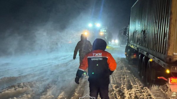 Штормовое предупреждение с туманом и ливнями объявлено в Казахстане. Спасатели мониторят трассы