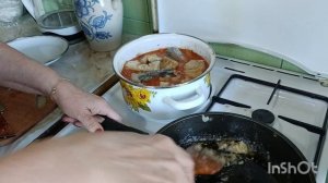 Всё как всегда.Обедаю на ходу.Живём как получится.