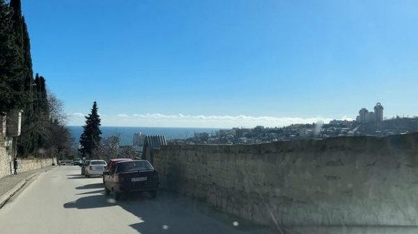 Ялта. По ул. Халтурина вниз, от развилки на ЮБШ до ул. Кирова. 10.02.26. Крым. Crimea. Yalta.