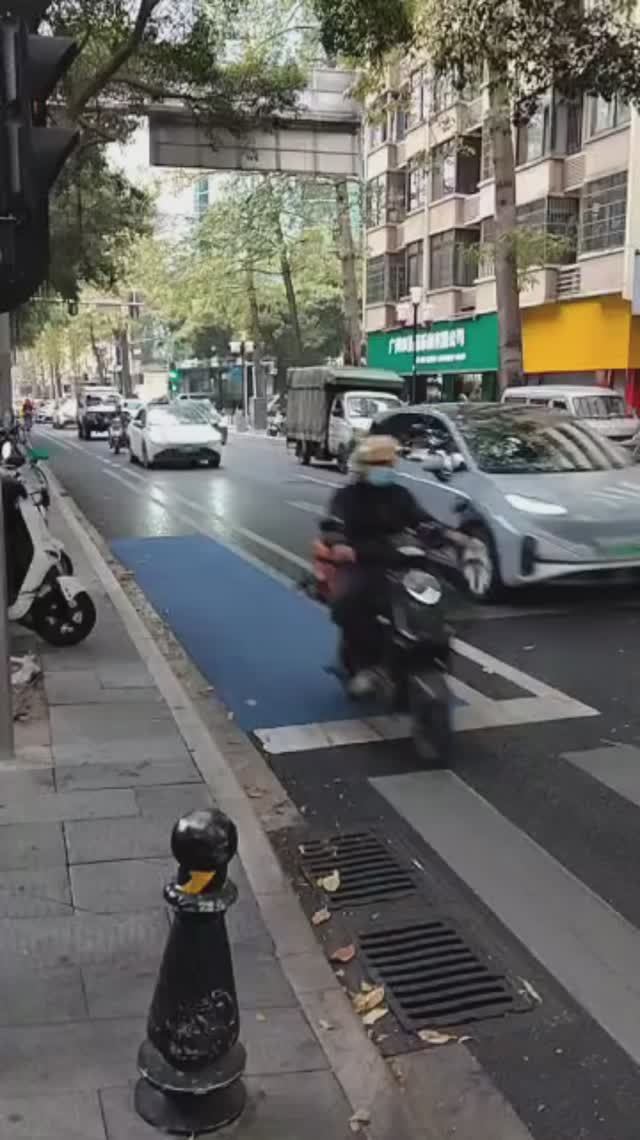 В Гуанчжоу - зарядные станции практически на каждом шагу. смотреть онлайн