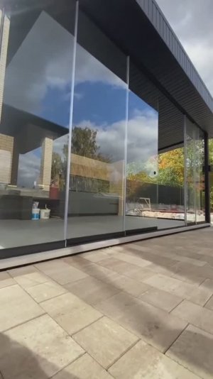 Раздвижное безрамное остекление террас, беседок, пергол, зимних садов, веранд, ресторанов и кафе.