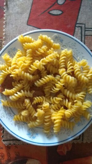 Кушаю вермишель с люля-кебаб.