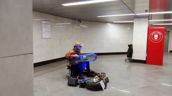 САДОРА - струнный инструмет, играет создатель, композитор С.М.Садов