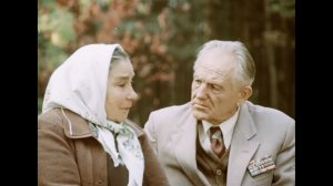 Галина Макарова, Николай Крюков и другие в фильме Владимира Колоса "Деревья на асфальте" (1984)