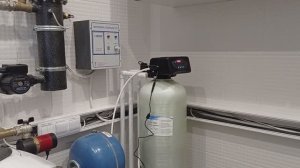 Умягчитель воды с насосом повышения давления в системе водоснабжения