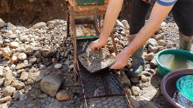 КАК НАЙТИ ЗОЛОТО В ГОРНОЙ РЕКЕ?! смотреть онлайн