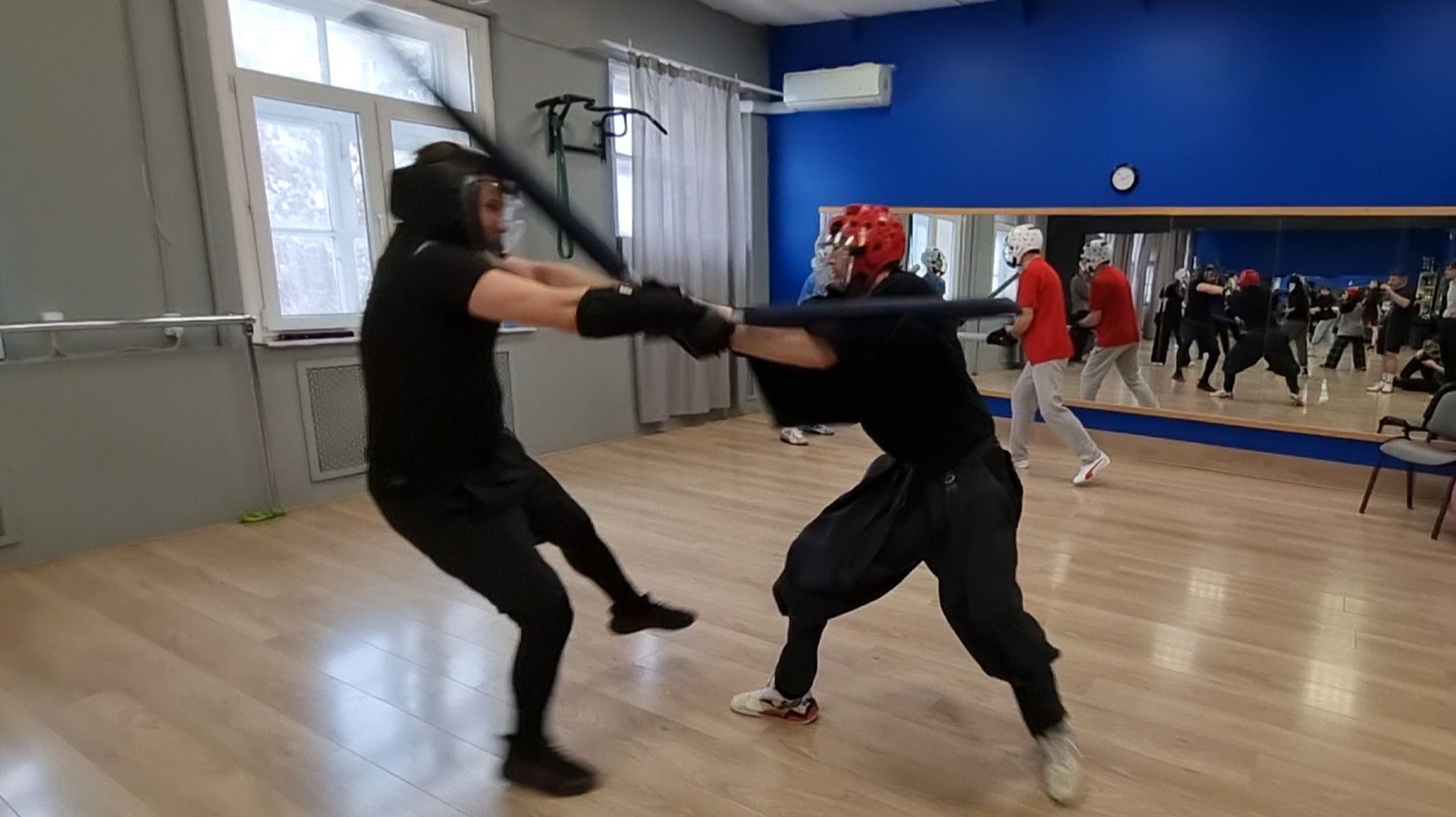 Спарринг на плоских длинных японских мечах чанбара катана в школе кендзюцу Katana Club в январе смотреть онлайн