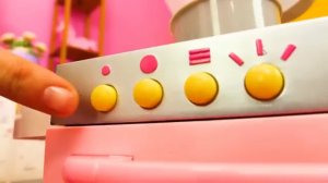 Кукла Аннабелл готовит игрушечную еду для игрушечной кошечки на новой кухне с кулинарными игрушек