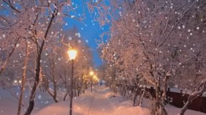 Тихо падает снег.