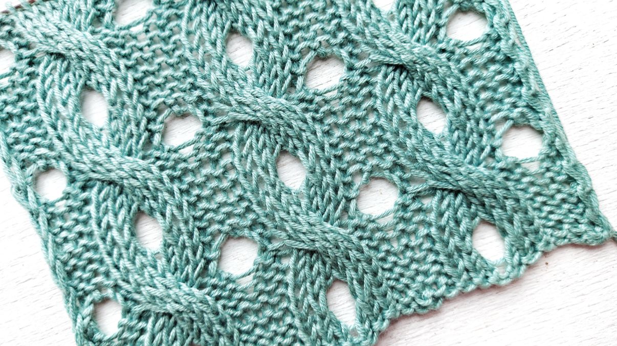 Замечательный узор со жгутами и дырочками для вязания кардигана, топа ⭐ Схема смотреть онлайн