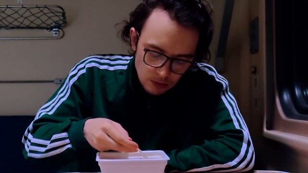 DIMAVIPER ЕСТ ДОШИРАК В ПОЕЗДЕ!