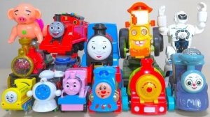 Вставьте батарейки в игрушки