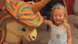 Настя и папа в музее сладостей и конфет