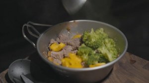 -18℃ Кемпинг в снежном поле с моей собакой . Надувная палатка с обогревателем . Дровяная печь ASMR