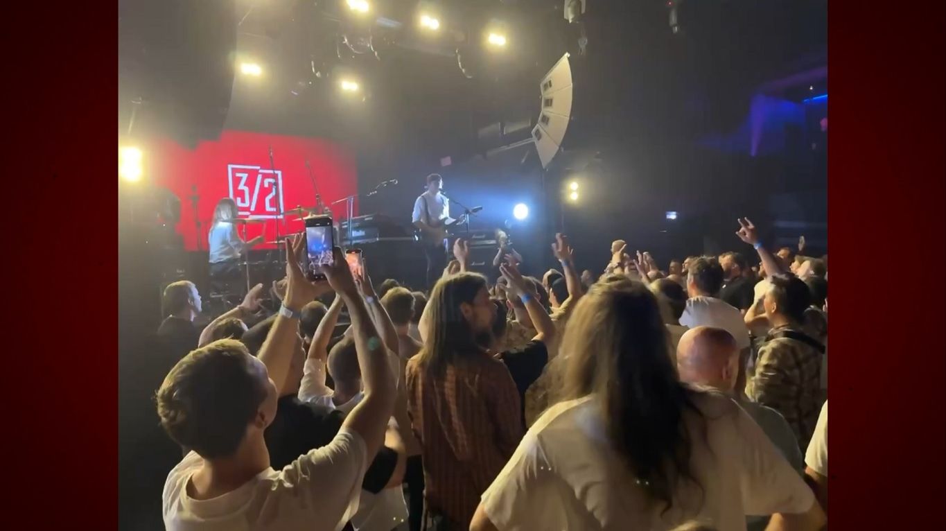 Три вторых - Это надо нам live (Зал поёт двухголосие!) смотреть онлайн