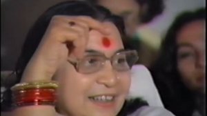 Шри Матаджи играет на Тампуре.
18.05.1985 г.Бхаджаны накануне Пуджи Шри Ганеши. Рим. Италия. 3:03:13