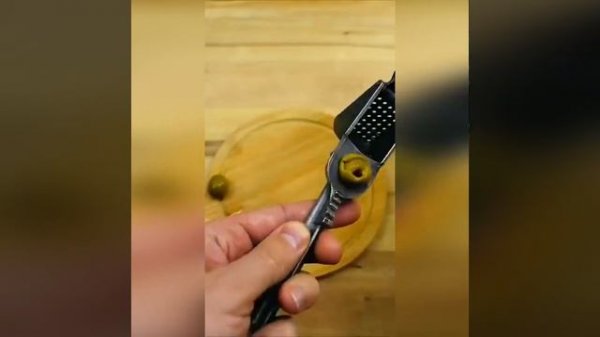 Чесноковыжималка из СССР. Секретные полезные функции советской чеснокодавилки.