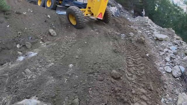 Как работает автогрейдер John Deere 670 GP на опасных! Каменистых и узких дорогах?#johndeere #автогр смотреть онлайн