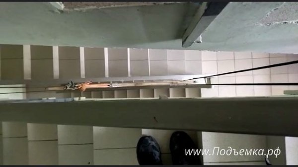 Подъем крупноформатного керамогранита между перил лестницы