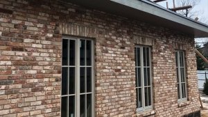 Монтаж деревянных окон из сосны с декоративными шпросами.