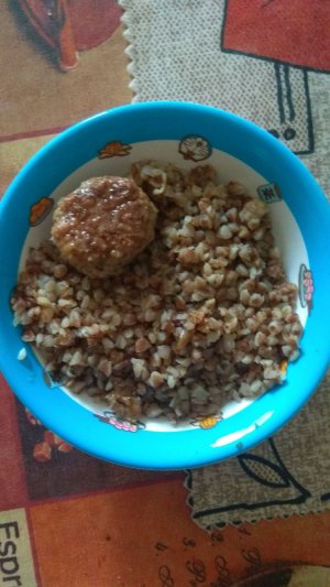 Кушаю гречу с котлеткой. Очень полезно!