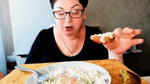 Доедаю салат с морепродуктами/