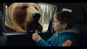 ШОК!! МЕДВЕДЬ 🐻🧸ОТДАЕТ МАЛЕНЬКОГО МЕДВЕЖОНКА В МАШИНУ ЛЮДЯМ!! ЗАЧЕМ ОН ОТДАЛ ЕГО МАЛЬЧИКУ?