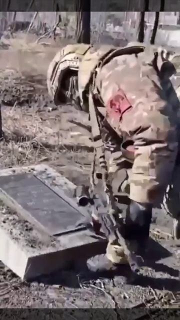 Архив. Российский солдат вытирает мемориальную доску у памятника советским воинам в Авдеевке. смотреть онлайн