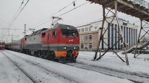 ЭП2К-334 с поездом № 110 Москва — Новый Уренгой отправляется со станции Пермь-II