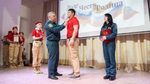 На Камчатке десятикласснику вручили медаль МЧС России «За спасение на пожаре»