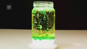 Как сделать лавовую лампу дома за 5 минут - простой эксперимент! 🌋