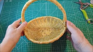 Тарелка с ручкой из бумажной лозы I газетных трубочек