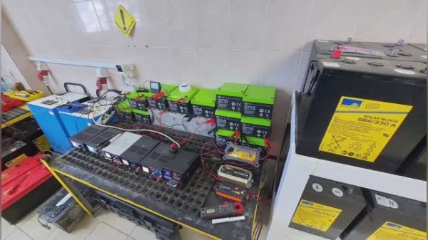 Закрытые  Аккумуляторы. Кипятить или погодить. Срок жизни,  в среднем  3-4 года. Далее - сверлить...