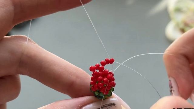 Роза из бисера 🌹 | Красивый мастер-класс по созданию цветка своими руками