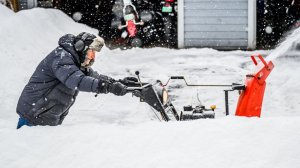 Лопата или воздуходувка: что эффективнее справится с уборкой снега