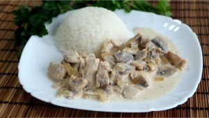 Фрикасе из курицы с шампиньонами в сливочном соусе