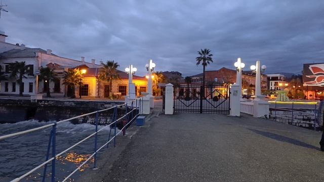 54) На зиму в Абхазию-4. Сухум, ночная набережная смотреть онлайн